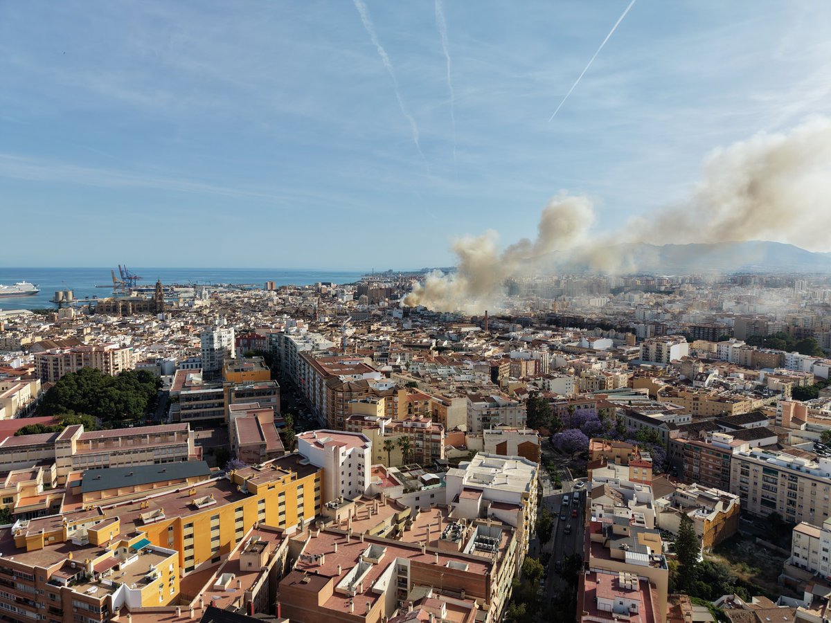 boke's tweet photo. Parece que el fuego del hotel Ibis Málaga Centro se ha vuelto a reactivar 😨 https://t.co/VxKpCl9Gyr