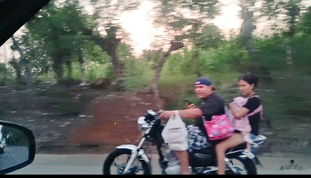 MNoeconte's tweet photo. @traficogt lo primero es no apreciar tu vida, hablar por teléfono con bolsas de comida en la otra, lo segundo es no tener miedo a volverte homicida por irresponsable https://t.co/Uzr6LdvL3w