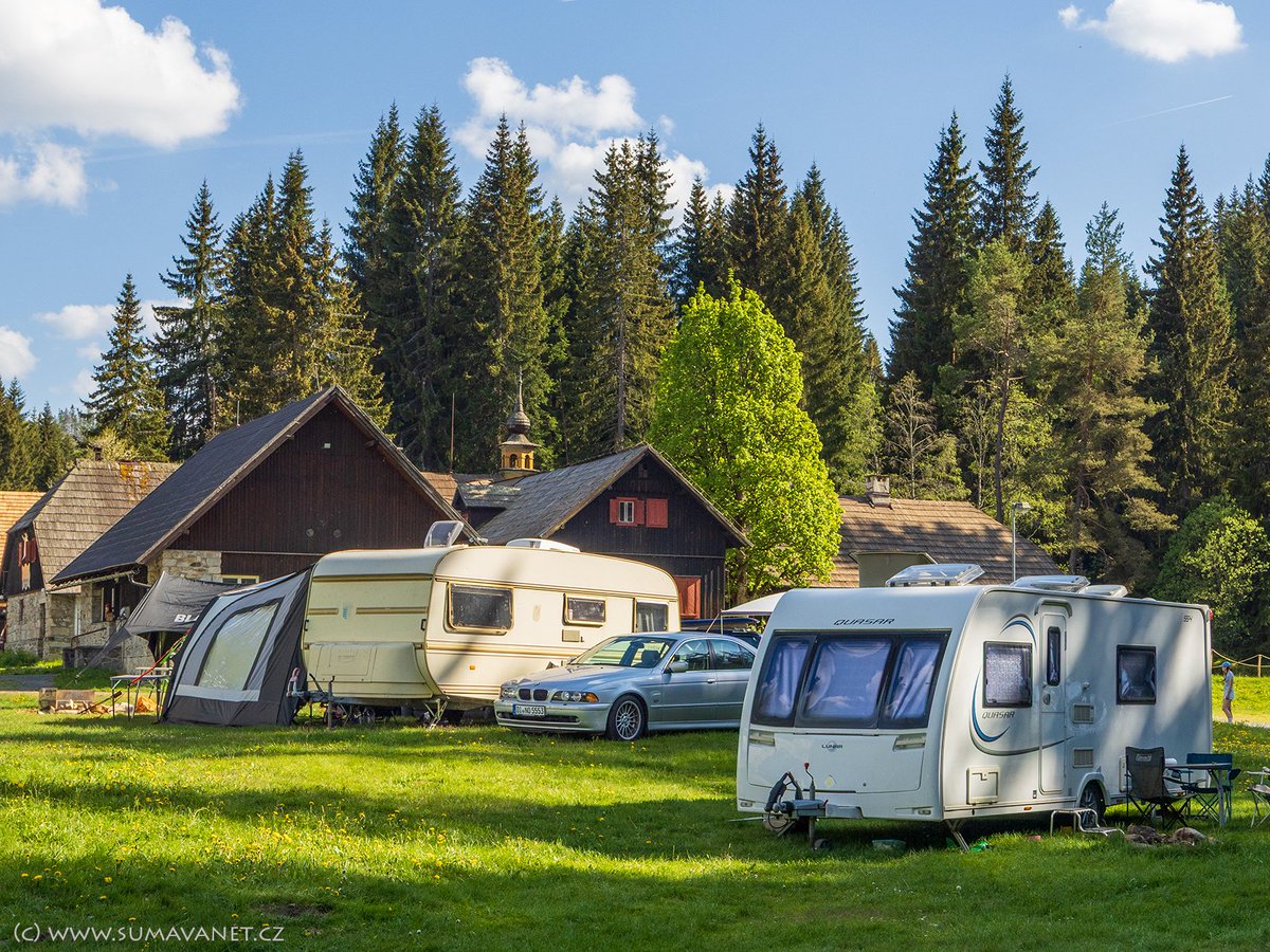 sumavanet's tweet photo. Sdílej svým kamarádům: 🌲brigáda snů na jednom z nejkrásnějších míst Česka! 🏕️
Kemp ANTÝGL hledá brigádníka/brigádnici na letní sezónu!

Máš po maturitě či po zkouškách a před sebou celé léto? Chceš ho prožít na Šumavě? 💚

Co budeš dělat:
• pracovat na recepci (check-in a check-out hostů)
• vést pokladnu a prodávat zboží
• poskytovat informace turistům (trasy, tipy na výlety, akce v okolí)
• pomáhat s drobnou administrativou, vyřizováním mailů a telefonátů
• starat se o příjemnou atmosféru v ATC

Co očekáváme:
• ukončené středoškolské vzdělání
• příjemné vystupování a komunikativnost
• spolehlivost a chuť učit se nové věci
• základní znalost práce s počítačem
• základní znalost AJ a NJ, protože hodně hostů máme ze zahraničí

Co nabízíme
• přátelský tým a podporu při zaučení
• směny dle domluvy
• férové ohodnocení a možnost získat cenné zkušenosti v cestovním ruchu

Možnost ubytování v průběhu směn

Dotazy / Jak se přihlásit

Pošli nám krátký životopis a pár vět o sobě na antyql@srni.cz

Těšíme se na tebe!