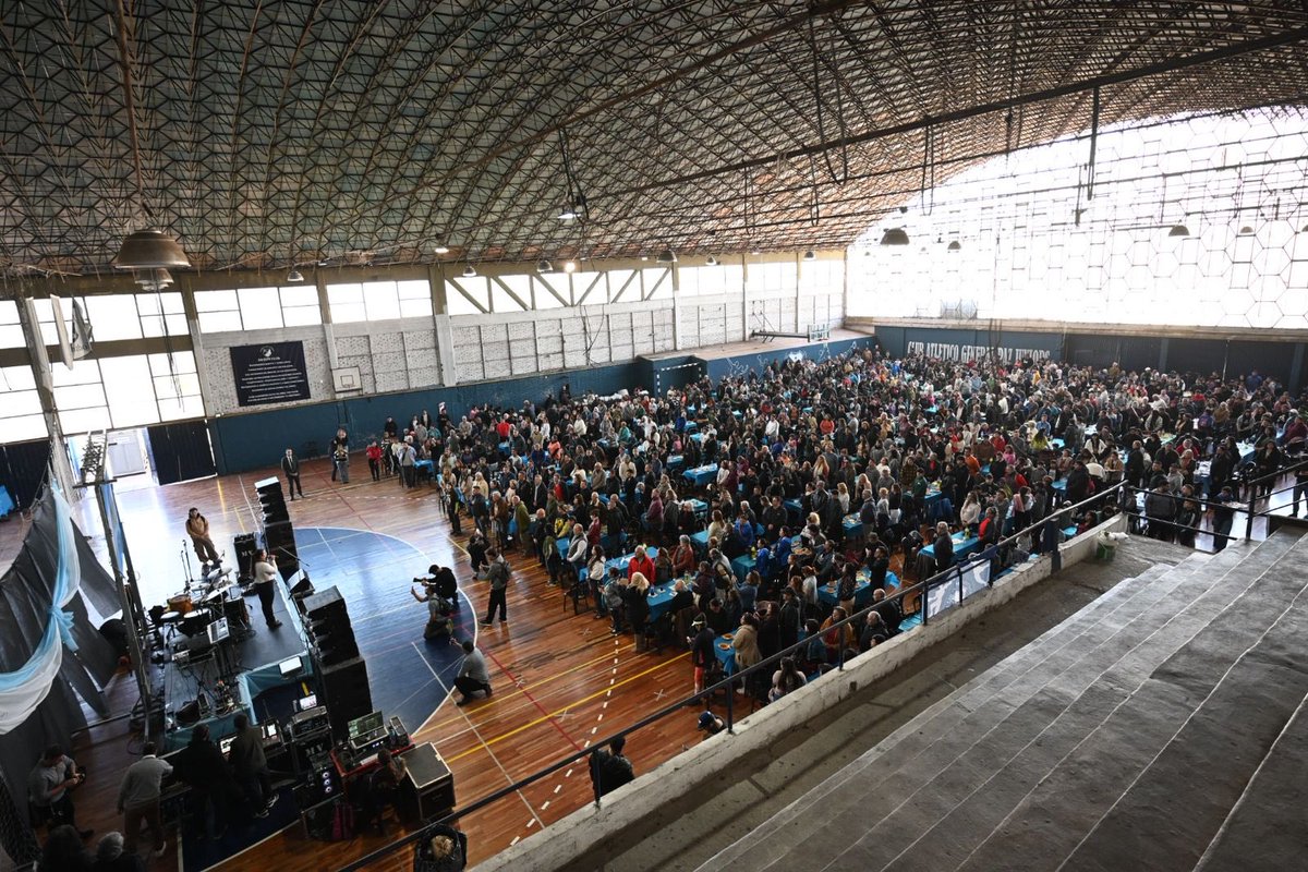 miguelsiciliano's tweet photo. ¡DÍA DE LA PATRIA EN GENERAL PAZ JUNIORS!

Hoy celebramos los 216 años del primer gobierno patrio junto a cientos de vecinos en @Gral_PazJuniors. Hace más de dos siglos que a esta Nación la construimos entre todos, cada uno aportando desde su lugar, y es una alegría encontrarnos y compartir juntos en estas fechas tan especiales. Mi agradecimiento al viceintendente @javierpretto por la invitación. ¡Feliz #25DeMayo y viva la Patria!

#HacerParaCrecer