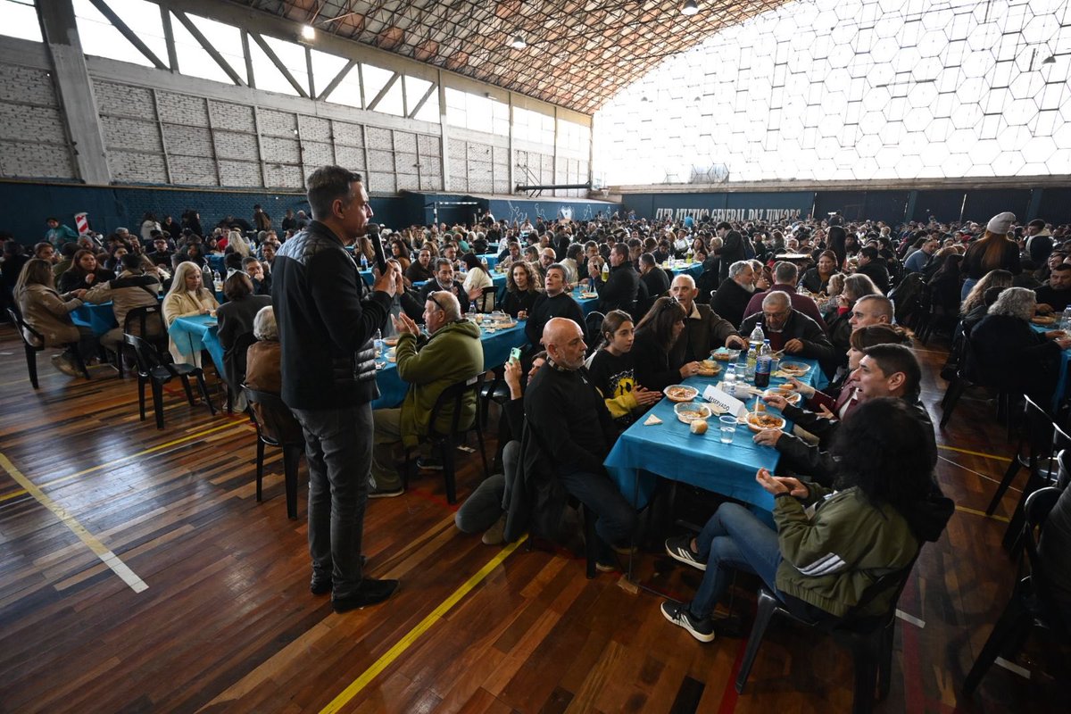 miguelsiciliano's tweet photo. ¡DÍA DE LA PATRIA EN GENERAL PAZ JUNIORS!

Hoy celebramos los 216 años del primer gobierno patrio junto a cientos de vecinos en @Gral_PazJuniors. Hace más de dos siglos que a esta Nación la construimos entre todos, cada uno aportando desde su lugar, y es una alegría encontrarnos y compartir juntos en estas fechas tan especiales. Mi agradecimiento al viceintendente @javierpretto por la invitación. ¡Feliz #25DeMayo y viva la Patria!

#HacerParaCrecer