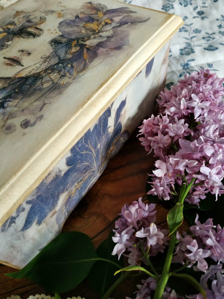 Depthofsouls_pl's tweet photo. Szatułka o wymiarach 14x20x9cm oraz obrazek o wymiarach 18x24cm, ręcznie zdobione przy pomocy techniki decoupage, pasty strukturalnej, farba akrylowych, glinki schnącej na powietrzu oraz wosku w kolorze antycznego złota. Dominujące kolory to odcienie fioletu oraz waniliowy beż. https://t.co/ZaMtfPpPvI