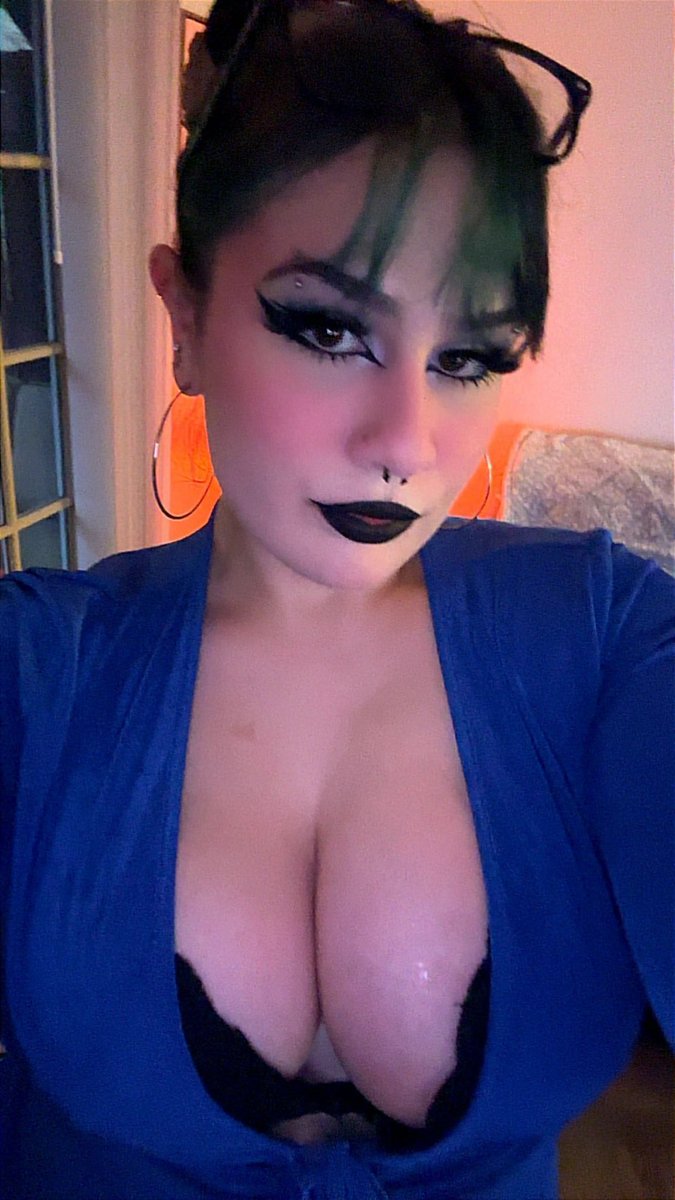 jaderocksballs's tweet photo. i’m the girl you fantasize about spending your money on 💋 https://t.co/ojxhAgXgRx