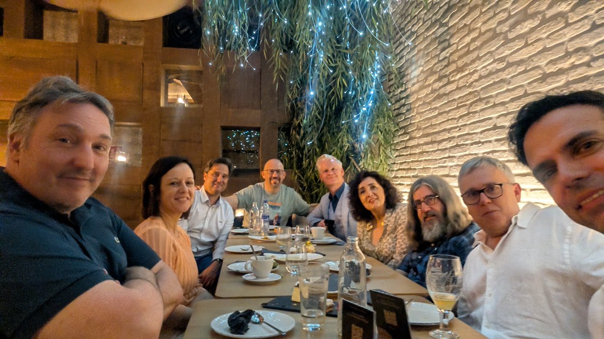 DavidBGil's tweet photo. Mi primer @valencianegra ha sido memorable por los lectores, por la organización y por los escritores que allí me he encontrado. Soy un habitual de los festivales de novela histórica, así que esto ha sido un poco volver a empezar. Como llegar y presentarte en un nuevo colegio con el curso ya en marcha. Sin embargo, todos me han recibido con los brazos abiertos. Pero ¿no decían que los escritores de novela negra eran gente cínica, corrosiva y malencarada?