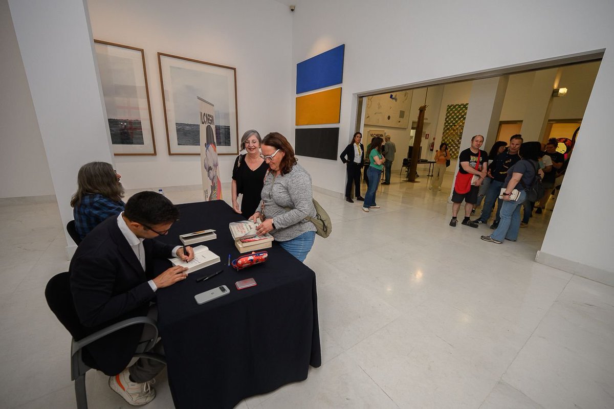 DavidBGil's tweet photo. Mi primer @valencianegra ha sido memorable por los lectores, por la organización y por los escritores que allí me he encontrado. Soy un habitual de los festivales de novela histórica, así que esto ha sido un poco volver a empezar. Como llegar y presentarte en un nuevo colegio con el curso ya en marcha. Sin embargo, todos me han recibido con los brazos abiertos. Pero ¿no decían que los escritores de novela negra eran gente cínica, corrosiva y malencarada?