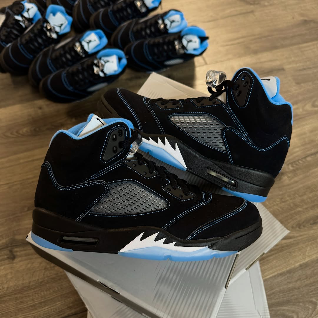 JustFreshKicks tweet media