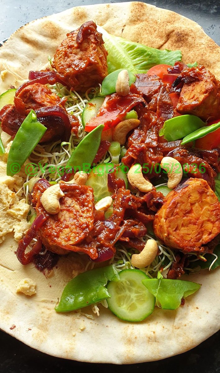 VeganBigBro's tweet photo. What was on the #vegan plate tonight?
Flat bread filled w/ Tempeh & fried Red Onion in homemade BBQ Sauce, Hummus, Roasted Cashew Nuts, Salad *.
#VeganForTheAnimals #ItsEasy2bVegan #VeganFood #Vegan4Life #SvenskaVeganer #KeepDeathOffThePlate #HomeCooking #Vegaani https://t.co/V2FGfhyovP
