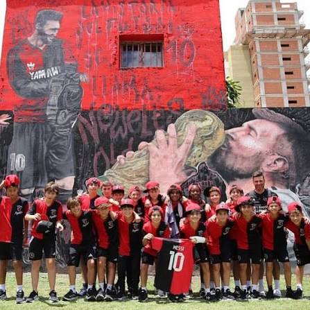 BaraldiSantiago's tweet photo. José Vivas, llevaba en su auto a sus hijos Marcelo y Claudio a las canchitas de baby. Ex empleado del ferrocarril, consigue los terrenos de Zeballos y Vera Mujica. Hace 43 años, Malvinas, semillero de @Newells donde salieron Messi, Scaloni, Maxi, Lucas y tantas glorias rojinegras https://t.co/vXXnc8nkHC