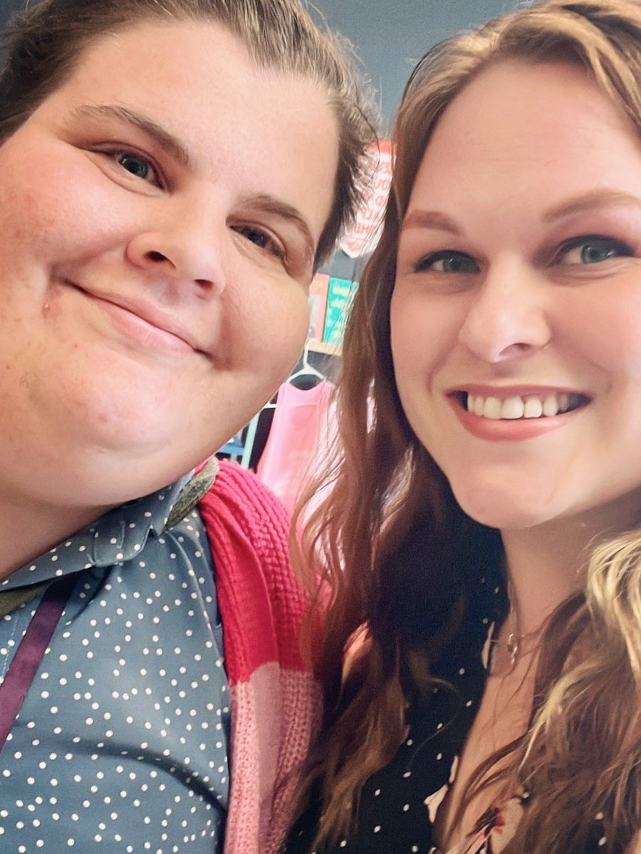 LindsayAuthor's tweet photo. @mickeyblackpens is the beesโ knees, yโall ๐๐ #bff #friendswhowrite #youremylarvae https://t.co/VLFn0WD4gc