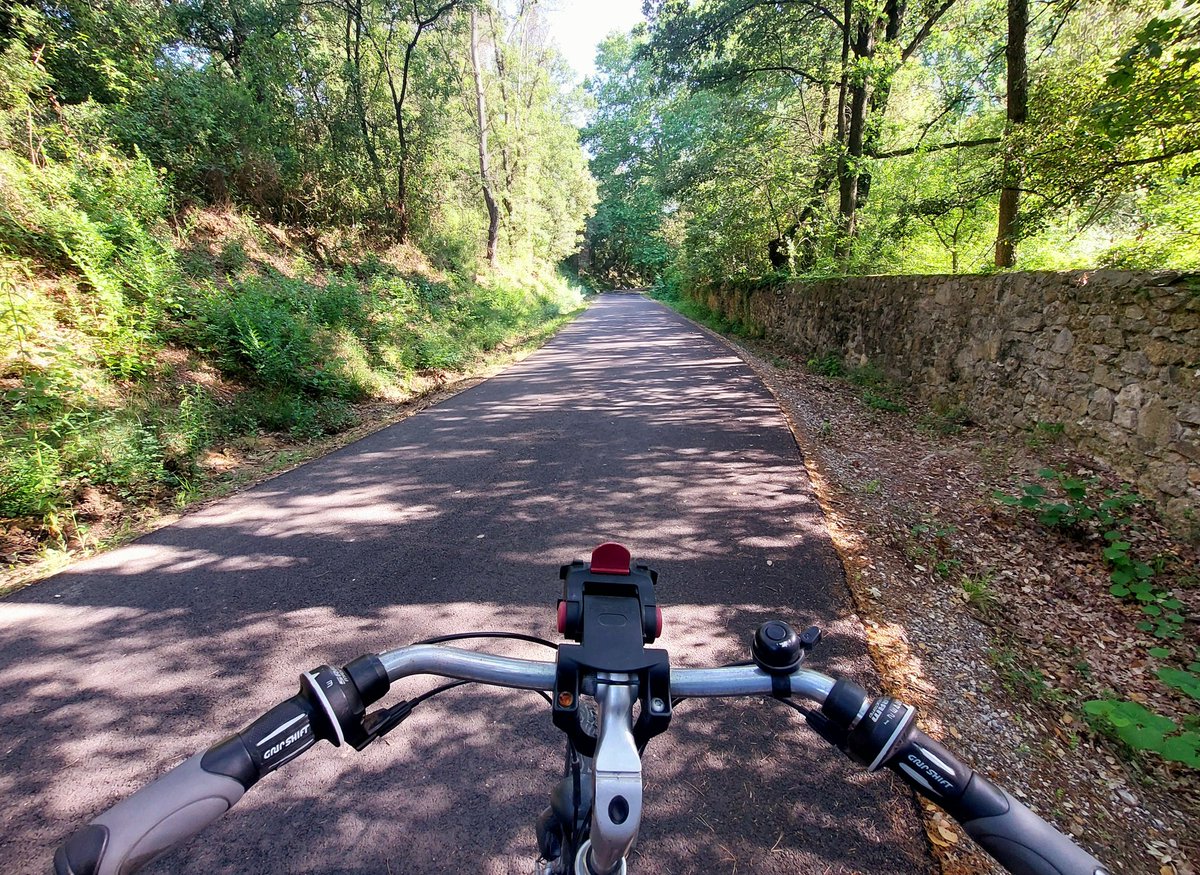 PatMTP34's tweet photo. Ceci est un bout de la Véloligne 11 de @Montpellier3m permettant d'aller de Clapiers à Prades-le-Lez. Trop la classe 😍
Manque plus que de pourvoir traverser Castelnau-le-lez en toute sécurité et ça sera parfait 😉🚴‍♀️ #vélo #Montpellier https://t.co/kn1IIdgWGM