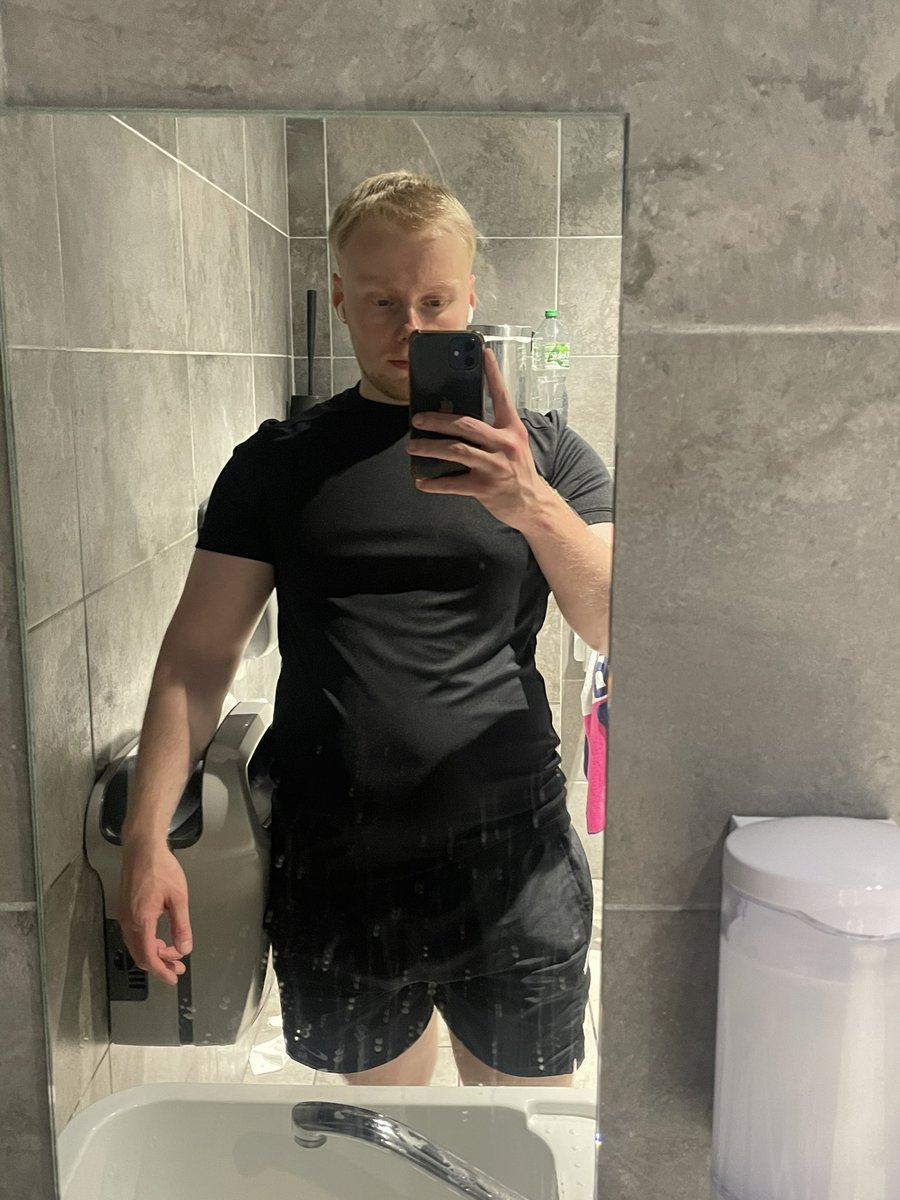 Guy00745657's tweet photo. Tried to go to the gym, but my gym clothes are getting tight https://t.co/lNmi3u098u