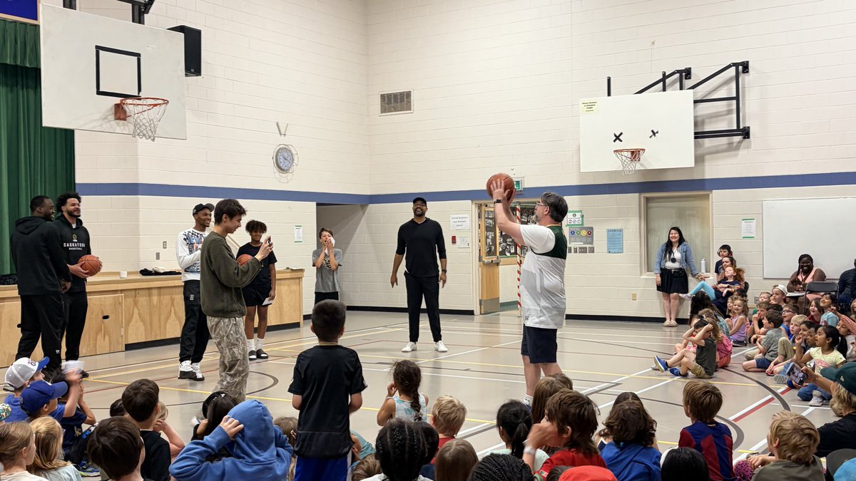 BrunskillSchool's tweet photo. Thank you @saskatoonmamba for spending time with us this morning! 🏀 @StoonPubSchools #swish 🐍 https://t.co/WQkEbGxYq7