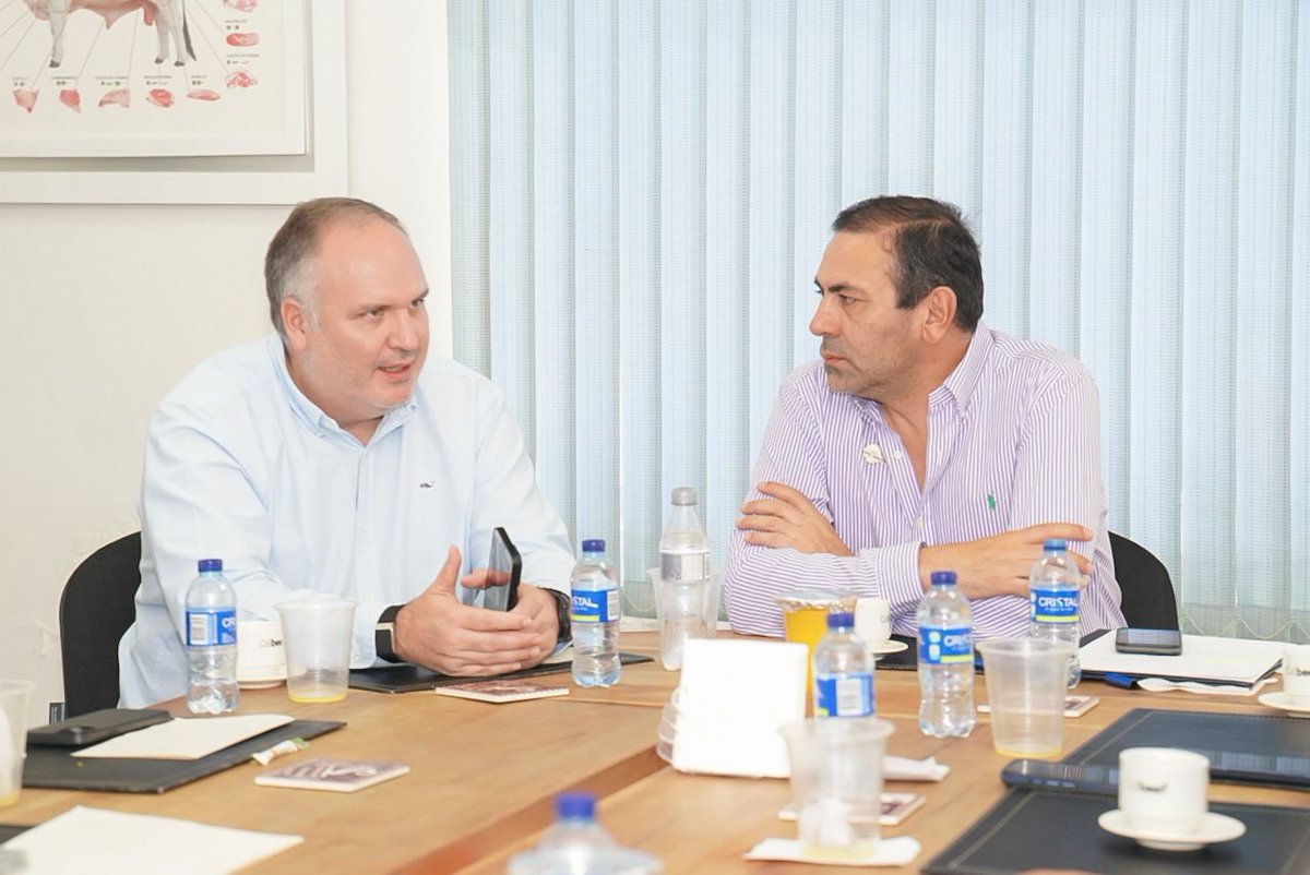 GralJuvenalDiaz's tweet photo. Santander fortalece alianzas para generar más oportunidades

Nos reunimos con directivos de @ColbeefOficial para impulsar iniciativas que fortalezcan el sector productivo, promuevan el empleo y sigan posicionando a Santander como un departamento competitivo y con visión de crecimiento.

Seguimos trabajando en Acción Unificada con el sector empresarial para llevar desarrollo y prosperidad a nuestra gente.