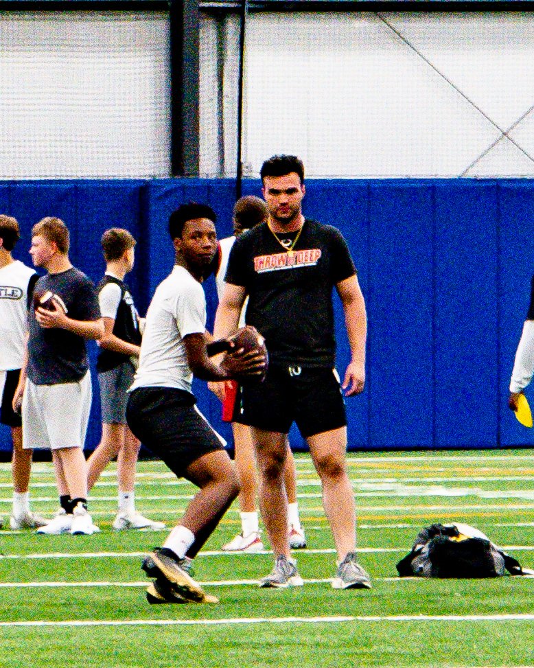 SelvySzn's tweet photo. Really enjoyed learning from a great QB in @thecarsoncamp at @ThrowItDeep v @J_ChristensenQB. Picked up a lot about footwork and timing tips. Always grateful for the opportunity to learn from guys who’ve played at a high level. Back to work. 🏈💯 #QB1 #QbDevelopment #classof2030 https://t.co/YeMjYr7smY
