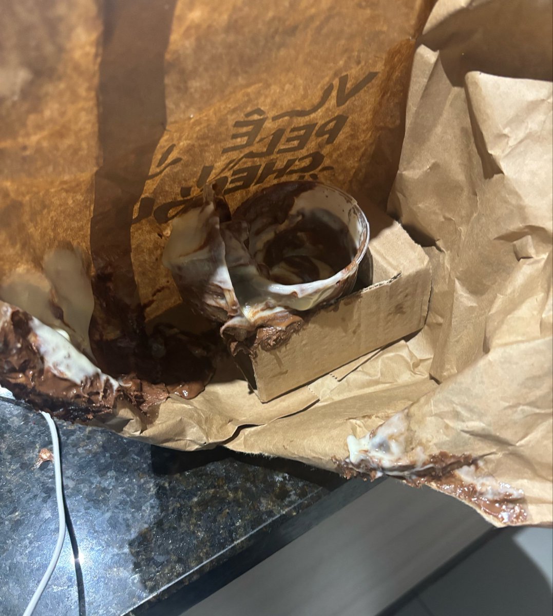degrdism's tweet photo. comprei um doce na promoção do ifood de 90 centavos na maior larica e o bgl CHEGOU DESSE JEITO https://t.co/GP4Sg4rJ95