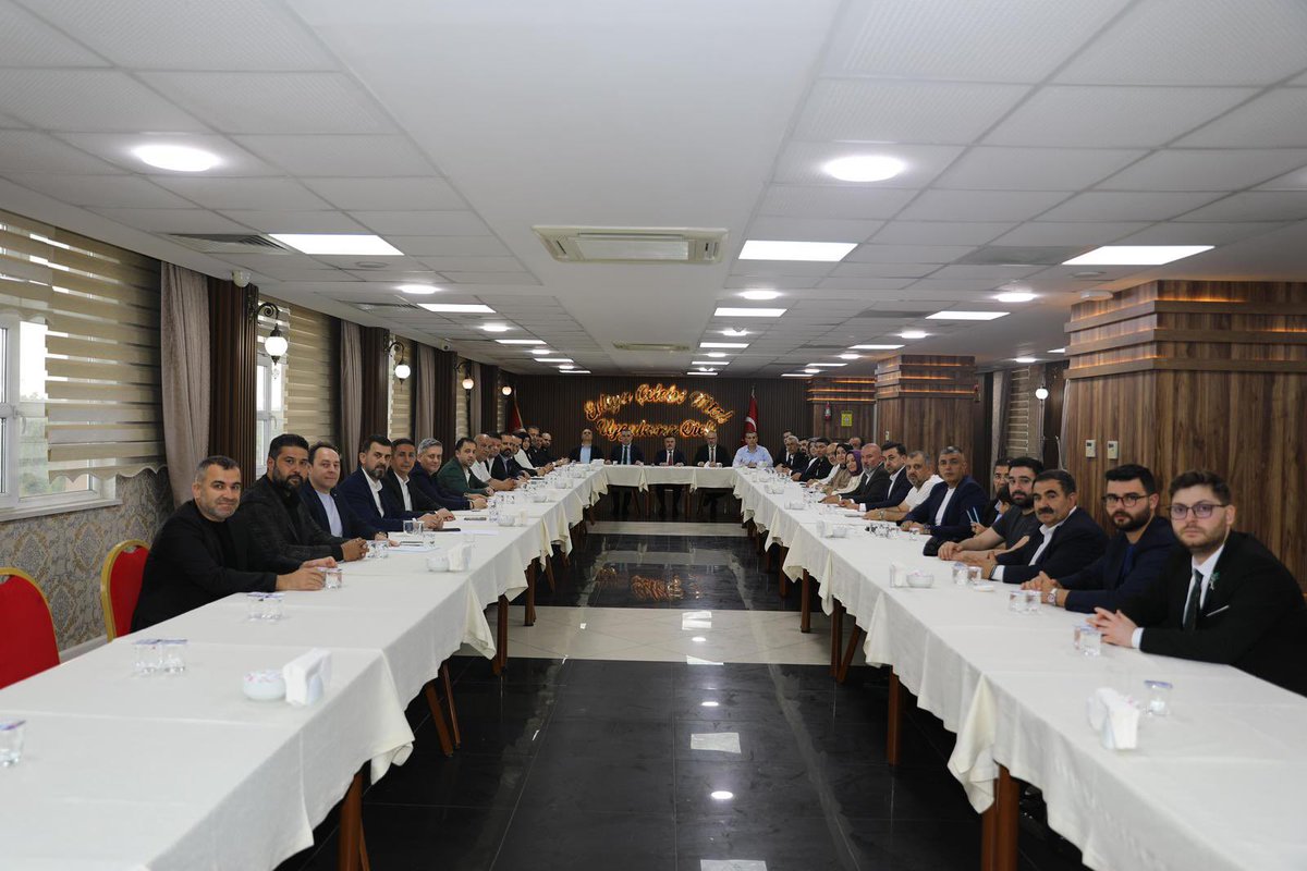 akpartiadanail's tweet photo. İl Başkanımız Sayın Tamer Dağlı’nın başkanlığında gerçekleştirilen Haftalık Olağan İl Yürütme ve Yönetim Kurulu Toplantımızda; teşkilat çalışmalarımız, saha programlarımız ve şehrimize dair gündem başlıkları ele alınarak istişarelerde bulunuldu.

Toplantı sonrasında yönetim kurulu üyelerimizle bayramlaşıldı. Ortak akıl ve istişare kültürüyle Adanamız için çalışmalarımıza kararlılıkla devam ediyoruz.