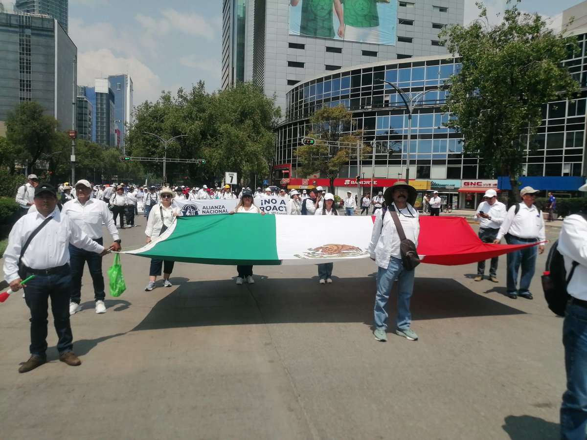 JLAC5's tweet photo. Porqué nos tienes miedo @Claudiashein , somos pacíficos.
@azucenau @CarlosLoret @ClaudioOchoaH @LuisCardenasMx @MVSNoticias @latinus_us https://t.co/7CvRPUsamV