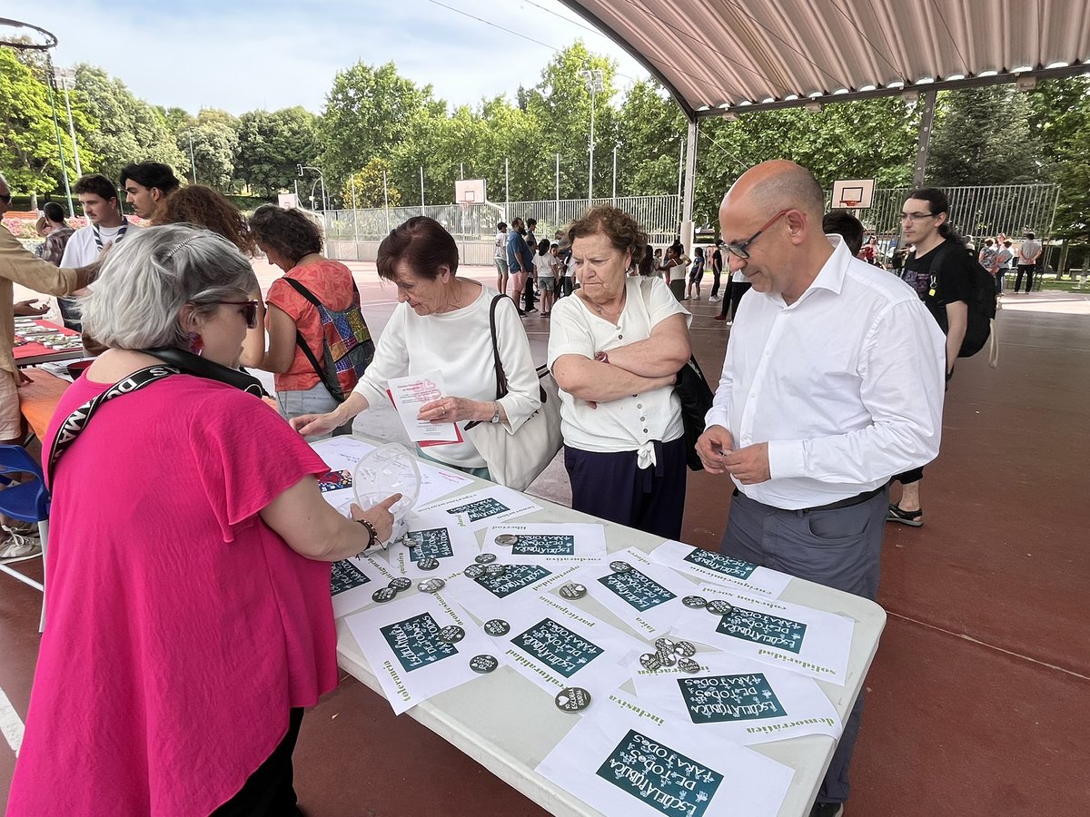 PSOE_AytoVLL's tweet photo. El concejal socialista @velezpsoe ha visitado la XXV Feria del Asociacionismo de la mano de @RedPajarillos dentro de la 40ª Semana Cultural #Contandolos40 de #Pajarillos que pone en valor la participación vecinal, el tejido asociativo y el trabajo de las entidades locales https://t.co/oRKW6Tozzp