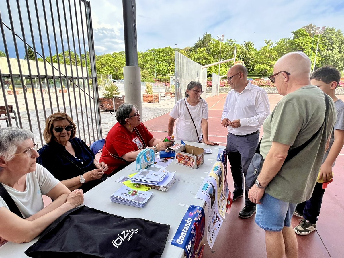 PSOE_AytoVLL's tweet photo. El concejal socialista @velezpsoe ha visitado la XXV Feria del Asociacionismo de la mano de @RedPajarillos dentro de la 40ª Semana Cultural #Contandolos40 de #Pajarillos que pone en valor la participación vecinal, el tejido asociativo y el trabajo de las entidades locales https://t.co/oRKW6Tozzp