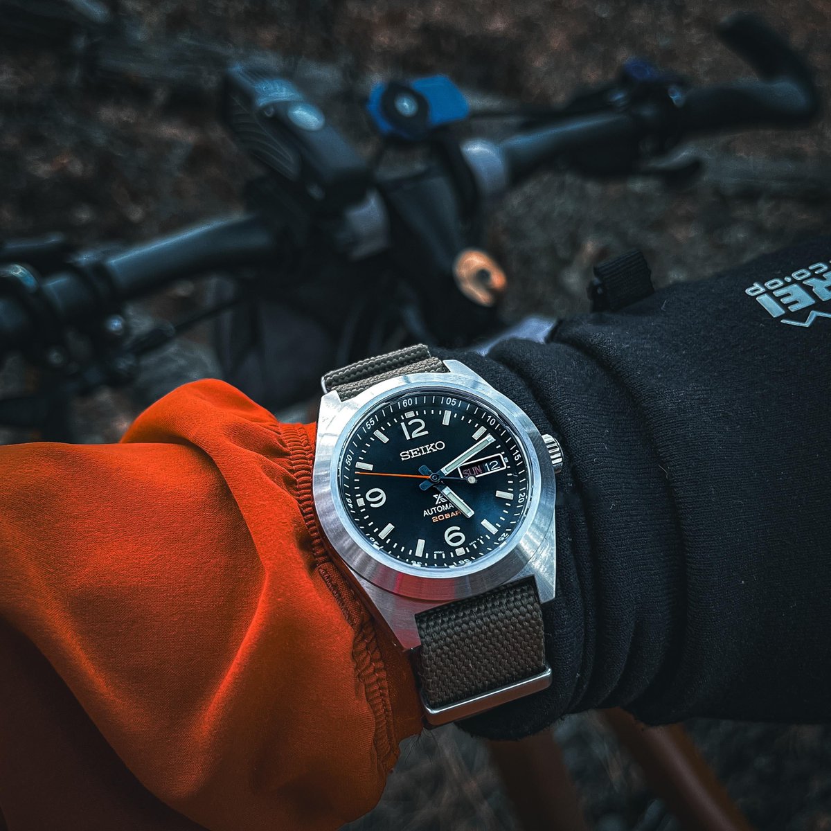 saykoM0DS's tweet photo. Adam eski tip 62MAS kasasından fixed bezel ile Explorer tarzı bir şey çıkarmış.

Hani herkesin nasıl çekersen çek iyi çıkan bir arkadaşı vardır ya. İşte SRPD31 tam da o arkadaş. Bu kadranla ne kurgulasan yakışıyor.

Reddit: u/pbot92

#Seiko #SeikoMod #SRPD31 #62MAS #FieldWatch #WatchMod #WristCheck