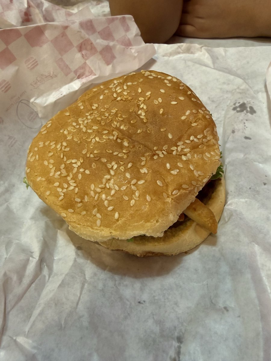 F3RZAZD0's tweet photo. @SixtiesMX si realmente valoran su marca tienen que revisar su sucursal de Forum buenavista por 2 hamburguesas 453 mxn y entregan con pan bimbo agua de sams y papas rancios pasadas horrible todo!!! https://t.co/7dIuFBpHTB