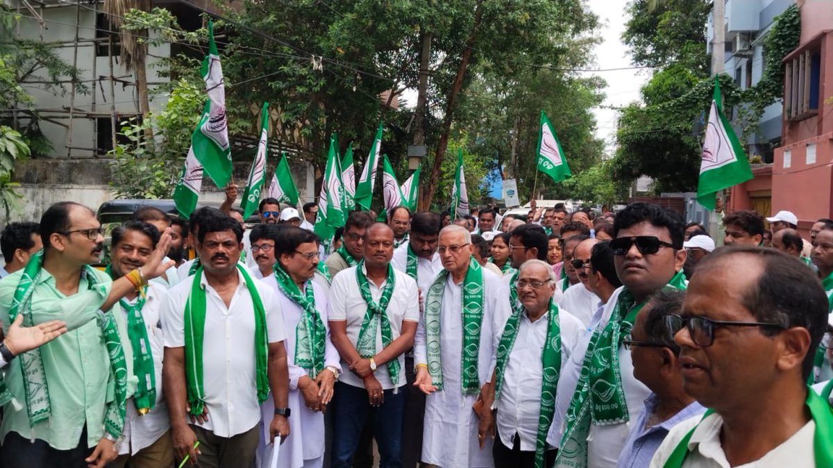 bjd_odisha's tweet photo. ଗଞ୍ଜାମ ଜିଲ୍ଲାରେ ବିପର୍ଯ୍ୟସ୍ତ ଆଇନଶୃଙ୍ଖଳା, ରାଜରାସ୍ତାରେ ଜୋରଦାର ବିକ୍ଷୋଭ ସହ ଆଇଜିଙ୍କୁ ସ୍ମାରକପତ୍ର ପ୍ରଦାନ କଲା ବିଜୁ ଜନତା ଦଳ।

#Ganjam #BJDWithOdisha #FailedBJP #BJPAntiOdisha #ହଟାଅବିଜେପି #JababMaguchiOdisha https://t.co/vIPfx48o0F