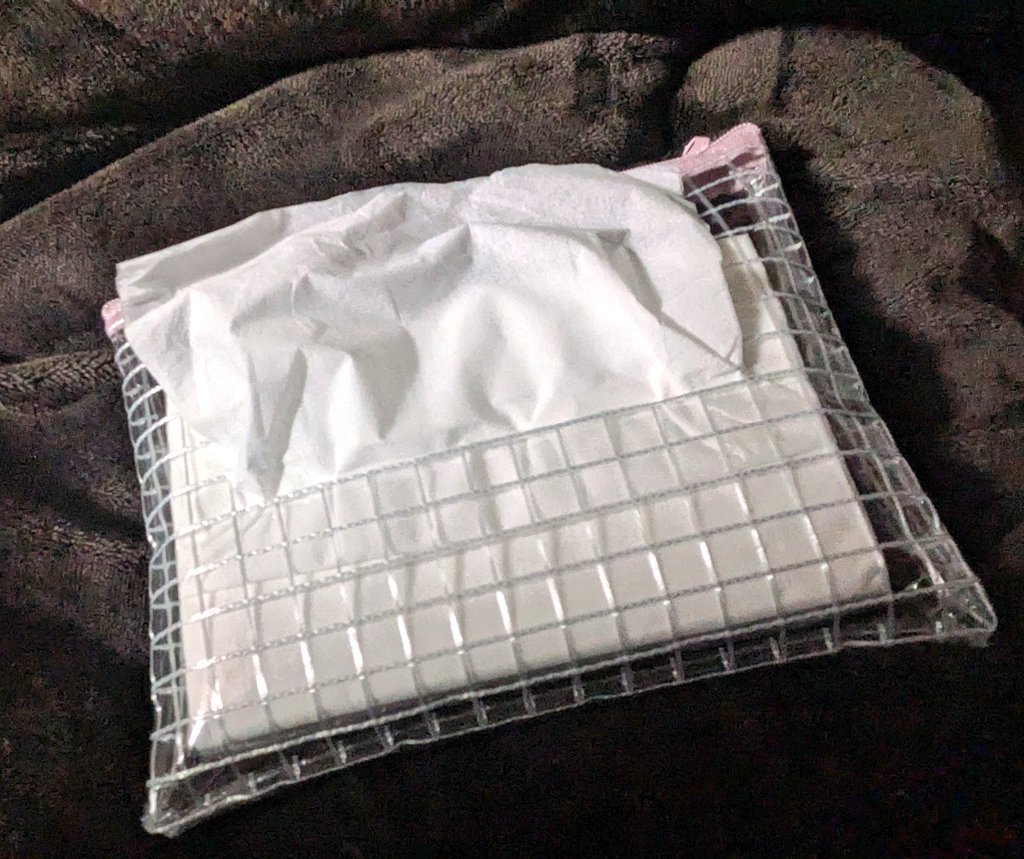 chiroru69's tweet photo. 箱からビニールのティッシュにしたらケースに入れるとサイズが微妙。でも入れないとビニールボロボロになるし、、、ってずっと思ってたんやけどとりあえずで100均でサイズの合うポーチ買ってきて切って入れて一旦解決しました🤣何かいいケースあればいいなー https://t.co/2z1R1K47Ou