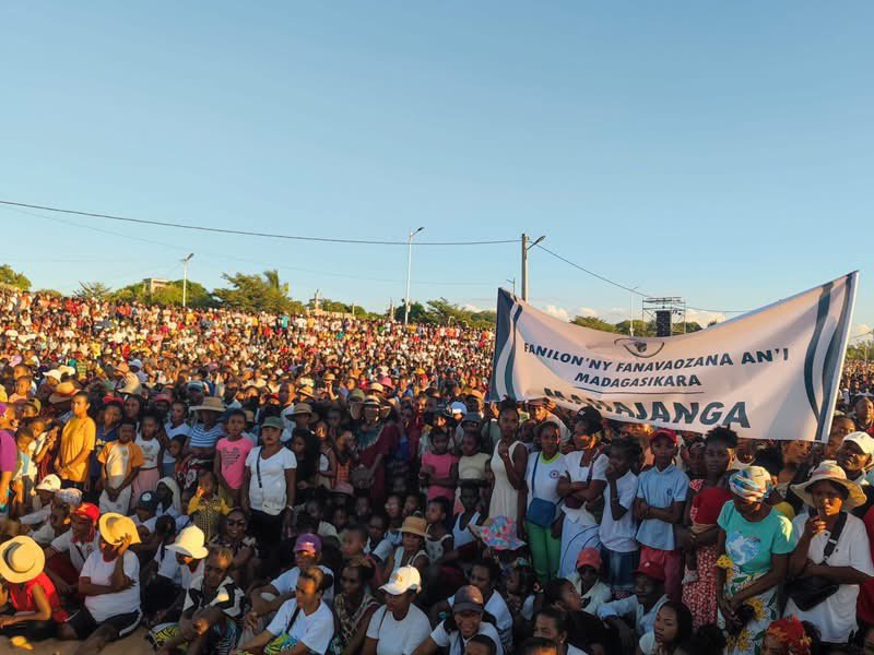 Abigail98244672's tweet photo. Vahoaka maro no tonga nandray sy niarahaba ny Filoha Fanavaozana teto Mahajanga.
#Fanavaozana
#PRRM https://t.co/Ekjz8bVp8t