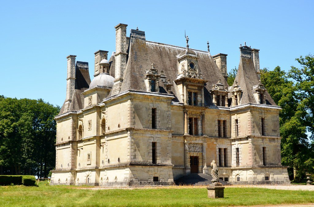 ThereseBaillard's tweet photo. Le #château de #Bailleul est une demeure de style #Renaissance italienne, insolite en pays de Caux, entre autres par son plan carré. Il se situe à Angerville Bailleul, dans le département de la #SeineMaritime, en #Normandie. C’est une propriété privée non ouverte à la visite. https://t.co/TNiMZ6UUh3
