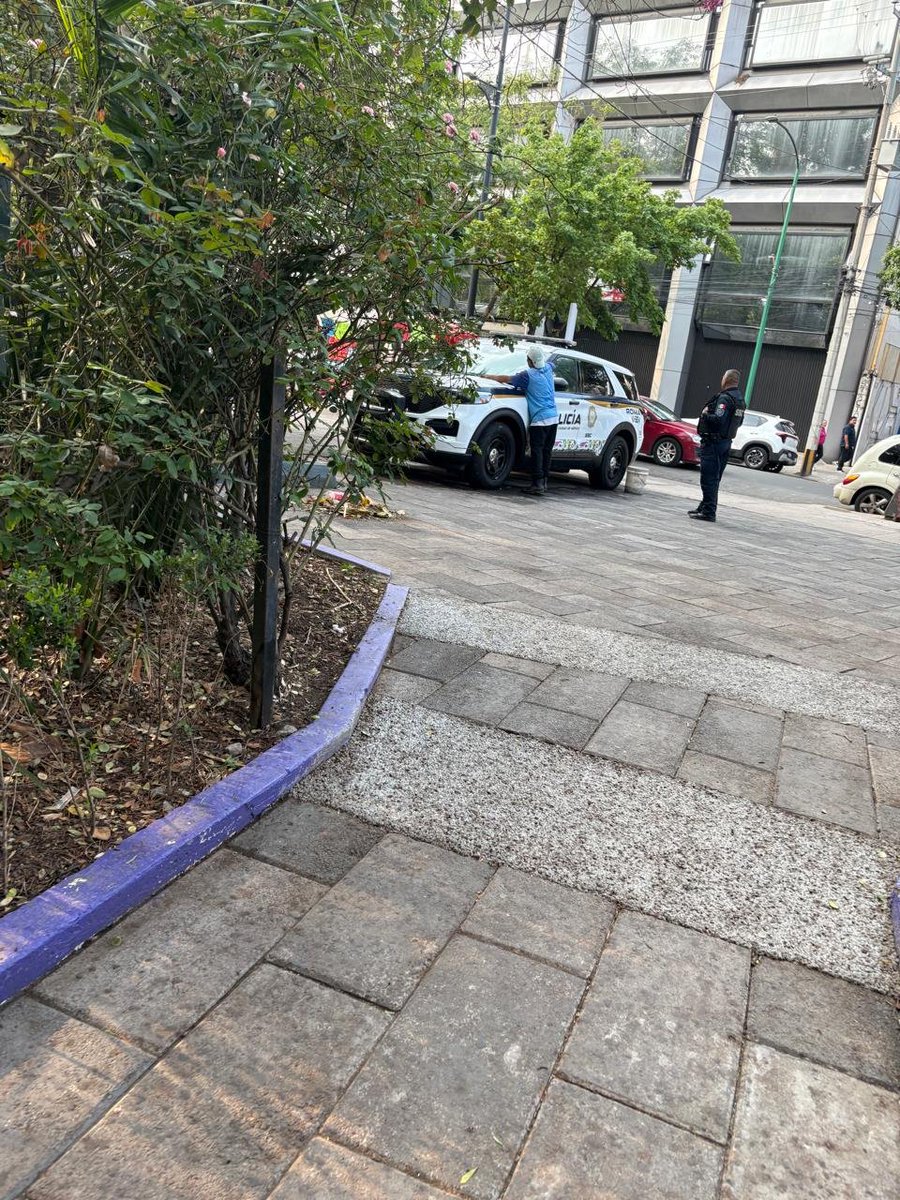 5antaMerlina's tweet photo. 🚓 Hoy 7 am, policía C10 supervisa lavado de patrulla en banqueta de Huatabampo.
Para eso sirven los franeleros intocables en sector @LaRomaDF 
La ley vale gorro.
Contraten un lavador dentro del módulo @SSC_CDMX 
@ClaraBrugadaM @PabloVazC @OHarfuch 
@AlessandraRdlv @c4jimenez https://t.co/ttcqCc6wKJ