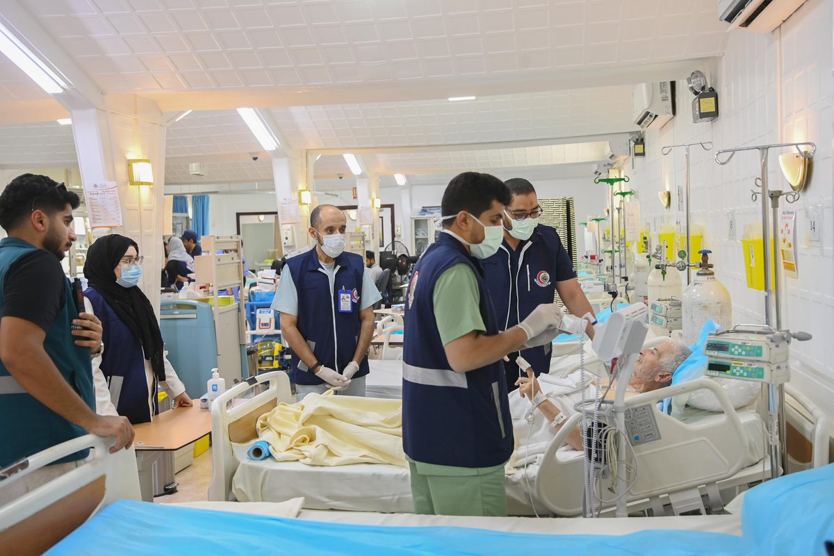 NGHAnews's tweet photo. من مشعر منى، وفي يوم التروية؛

وبين أروقة عيادات ومستشفى الطوارئ، تتجلى صور العطاء في أبهى معانيها.

أيادٍ تمتد بالرعاية، وعيونٌ تسهر لأجل راحة ضيوف الرحمن.

#MNGHA
#حياكم_الله https://t.co/NllP5SwqXA