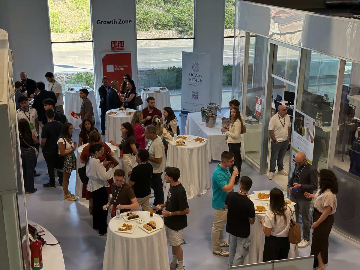 HitechUCAM's tweet photo. 💬 En el Speed Mentoring, los jóvenes identificaron fortalezas, resolvieron dudas, pusieron en valor su perfil y ampliaron contactos.

Una dinámica cercana con el apoyo de expertos de UCAM HiTech: Javier Gómez, Raúl Serapio, Juan Gadeo y Juan Martínez. https://t.co/IvR2nulKXi