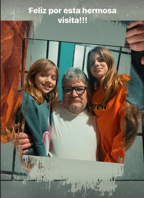 MMargarita61374's tweet photo. ¿Y vamos a decir que la Morsa no está ardida con el viaje a Japón de Mauro y Eugenia? ¡Nah! Está odiada, y por eso arma sus shows de vulnerar cualquier código moral y de justicia.🆘La Morsa, otra vez, yendo a Rosario con las niñas para molestar a Mauro. Porque ya sabemos que NO le importa nada la relación parental: le chupa todos los huevos que ni tiene.⚖️🥚🥚🔪Como siempre, no larga una moneda: tiene que agradecer los canjes de hotelería, porque jamás va a pagar para que las niñas estén con su abuelo. Y para confirmar todo, habilita al ABUELO a exponerlas en fotos públicas, igual que hacen sus otros dos abuelos proxenetas. Todo un delirio.🤌