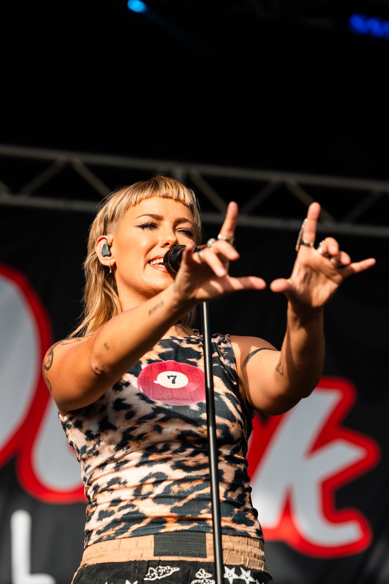 Rock Sound tweet media