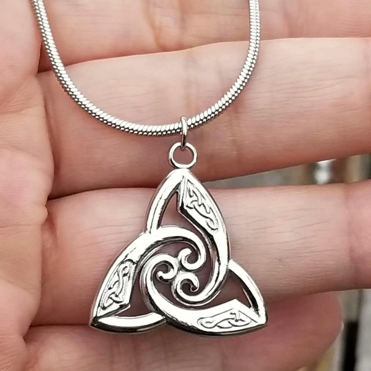 TrendingNowGift's tweet photo. Stainless Steel Celtic Knot Pendant Necklace
#jewelry #necklace #mensnecklace #Celtic #Celticknot #medieval #trinityknot #cosplay #mensnecklace #mensjewelry #Fathersday #Fathersdaygift
https://t.co/047vKp88cr via @Etsy https://t.co/unuFLdxZLv