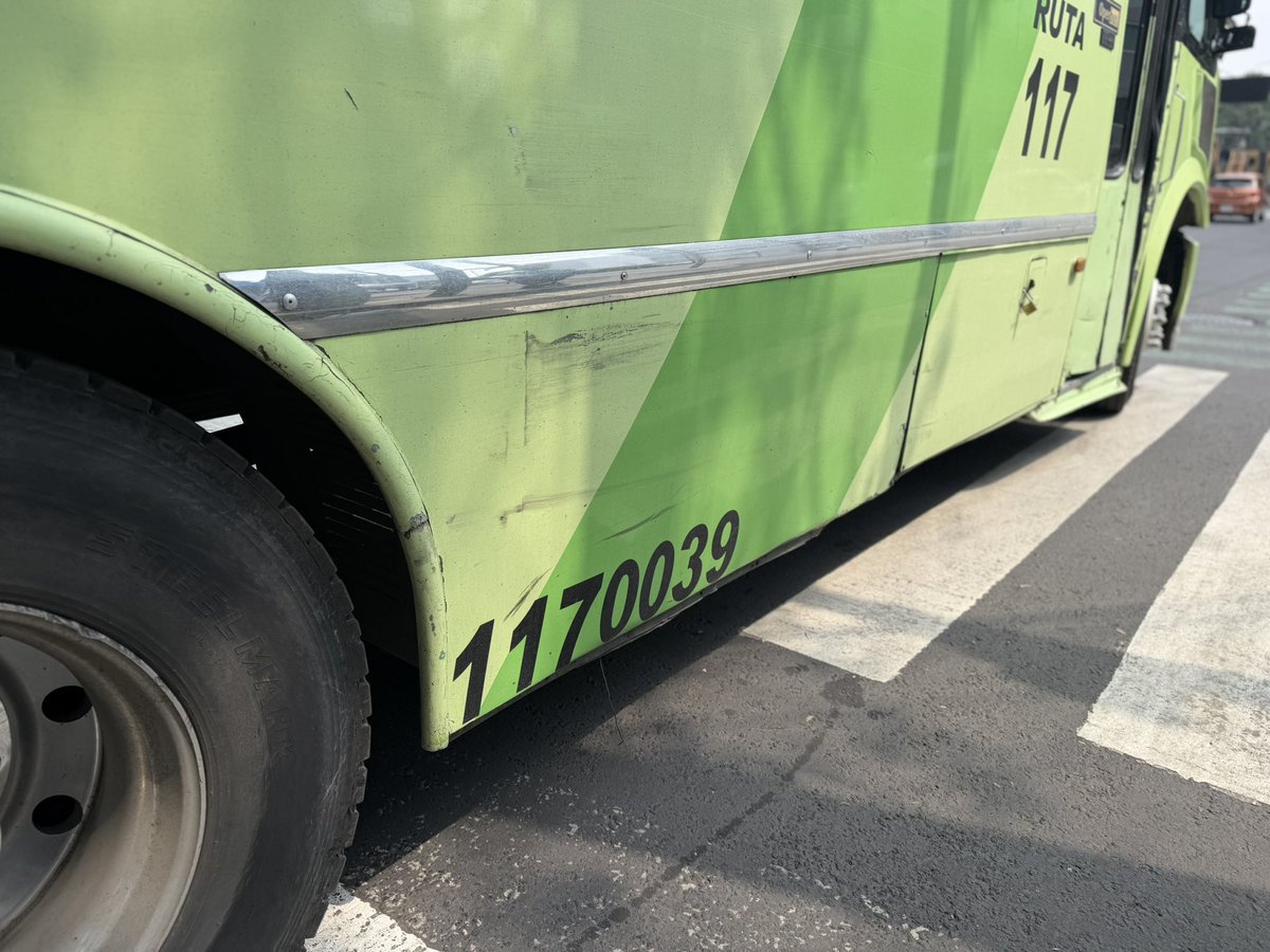 superraton_JR's tweet photo. @OVIALCDMX todos los días y a todas horas camiones de transporte público se dan vuelta en "U" en la esquina de Avenida Revolución con Barranca del Muerto a pesar de estar claramente señalizado que no está permitido. Van meses que eso pasa y ni una patrulla para inhibirlo. https://t.co/bOfZnttIib