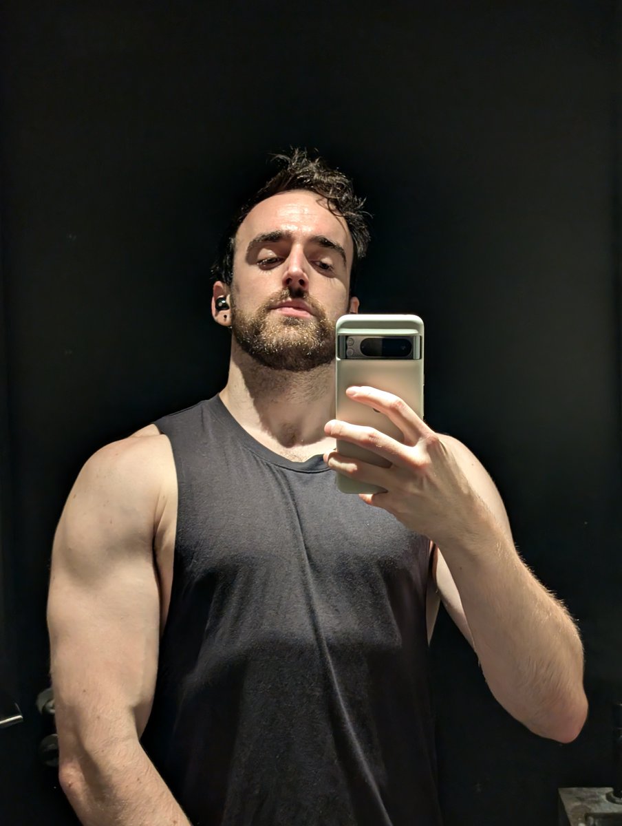 basukukeeki's tweet photo. arm pump let's goooo https://t.co/ThZcqvQi0W