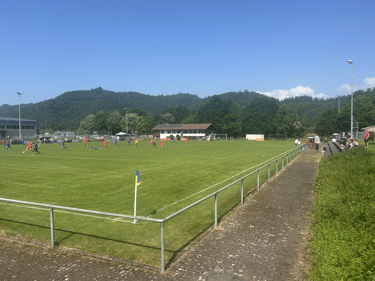 VeloHopper's tweet photo. Keine Blöße gab sich der Spitzenreiter TGB Lahr in der Kreisliga A Offenburg-Süd beim Tabellendritten FV Biberach im Bahndammstadion - Endstand 0:1.
Panorama, Trainspotting, top bewirtet Vereinsheim 4 krumme Stufen und mit Fahrrad angefahren. Was braucht man mehr am Feiertag? https://t.co/SBPmBSbb1K