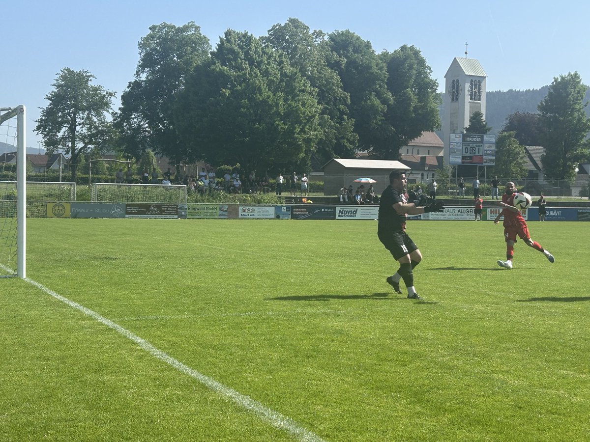 VeloHopper's tweet photo. Keine Blöße gab sich der Spitzenreiter TGB Lahr in der Kreisliga A Offenburg-Süd beim Tabellendritten FV Biberach im Bahndammstadion - Endstand 0:1.
Panorama, Trainspotting, top bewirtet Vereinsheim 4 krumme Stufen und mit Fahrrad angefahren. Was braucht man mehr am Feiertag? https://t.co/SBPmBSbb1K