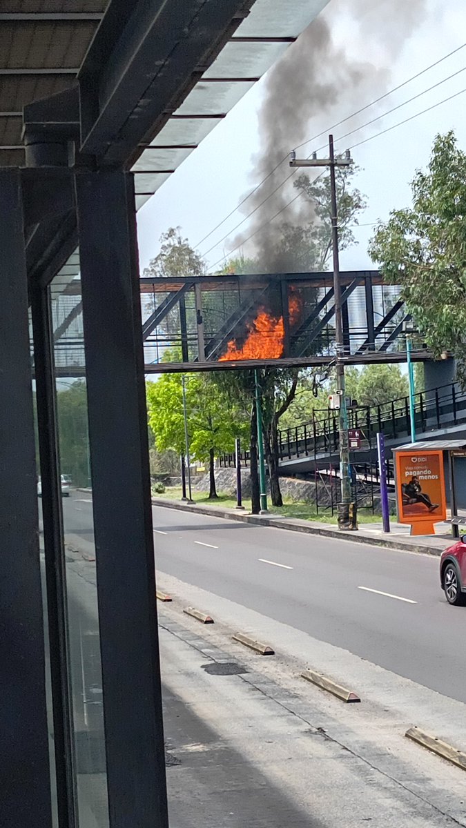 WiRiMoffDM's tweet photo. @MetrobusCDMX en centro cultural universitario hubo un falso de luz porque se quisieron colgar de la luz de la estación y ahora hay un incendio https://t.co/ogakHLMqVl