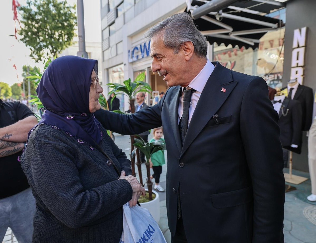 sbYusufAlemdar's tweet photo. Bayram öncesi hemşehrilerimizle buluşmaya, gençlerimizin, çocuklarımızın bayram heyecanını paylaşmaya devam ediyoruz.

Çark Caddesi ve İtfaiye Caddesi’ndeyiz. Rabbim nice bayramlara hep birlikte ulaşmayı nasip eylesin.

Güzel dilekleri, güleryüzleri, ilgi ve destekleri için her bir hemşehrime gönülden teşekkür ediyorum.