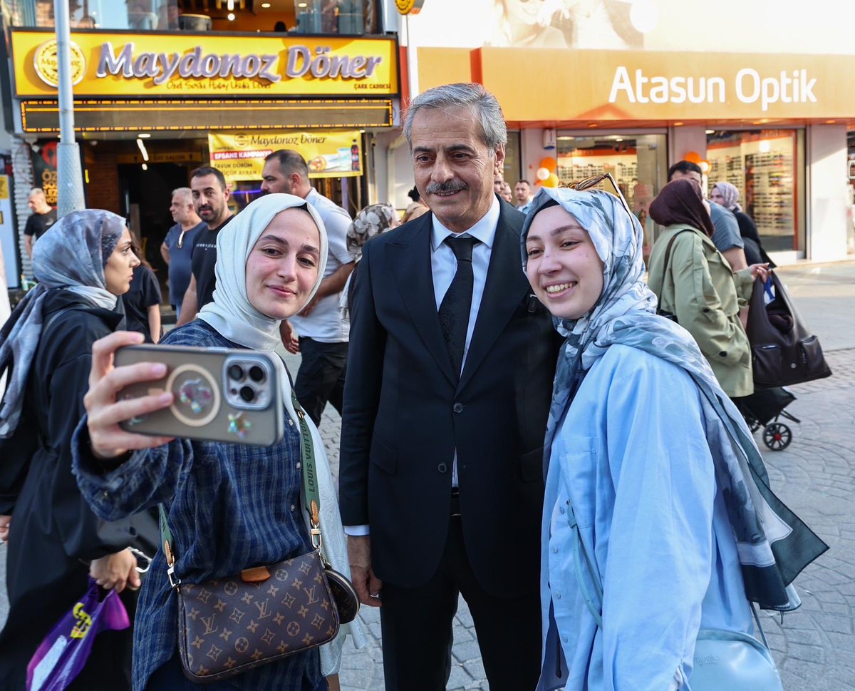 sbYusufAlemdar's tweet photo. Bayram öncesi hemşehrilerimizle buluşmaya, gençlerimizin, çocuklarımızın bayram heyecanını paylaşmaya devam ediyoruz.

Çark Caddesi ve İtfaiye Caddesi’ndeyiz. Rabbim nice bayramlara hep birlikte ulaşmayı nasip eylesin.

Güzel dilekleri, güleryüzleri, ilgi ve destekleri için her bir hemşehrime gönülden teşekkür ediyorum.