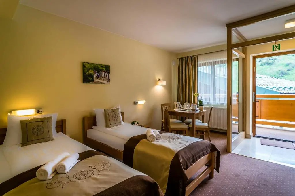 eventime_info's tweet photo. 🌋 Wyobraź sobie event w Hotel Pod Wulkanem w Pieninach, gdzie po konferencji czeka spływ Dunajcem, a wieczorem jacuzzi z widokiem na Jezioro Czorsztyńskie. 🌊 https://t.co/TSayQxVQbK https://t.co/YhmZUDIYRt