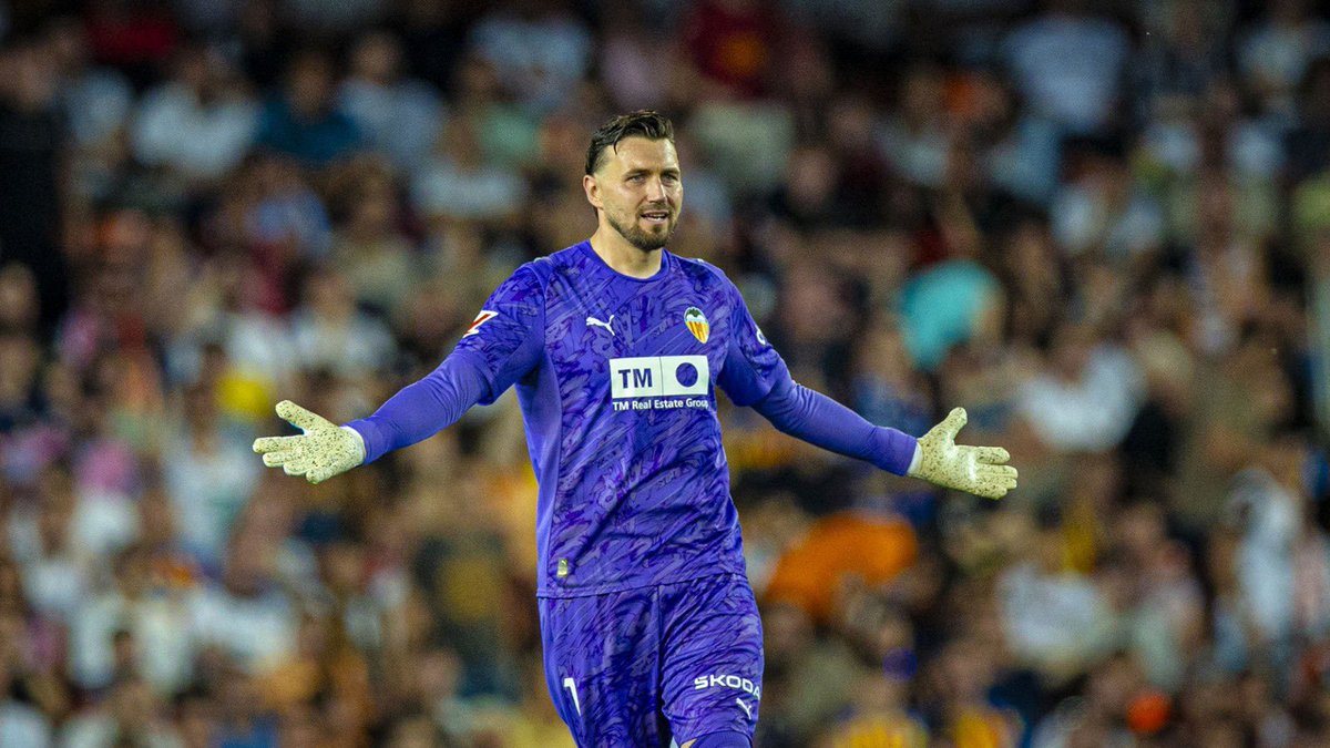 FansChes's tweet photo. 🎙️ Informa @TribunaVCF:

🇲🇰 El Valencia CF tiene tomada la decisión con DIMITRIEVSKI y seguirá en Mestalla.

🦇 El club ejecutará la opción de ampliar su contrato hasta junio de 2028.

🧤 VCF tiene intención de anunciarlo pronto. https://t.co/4EQj3kLrSL