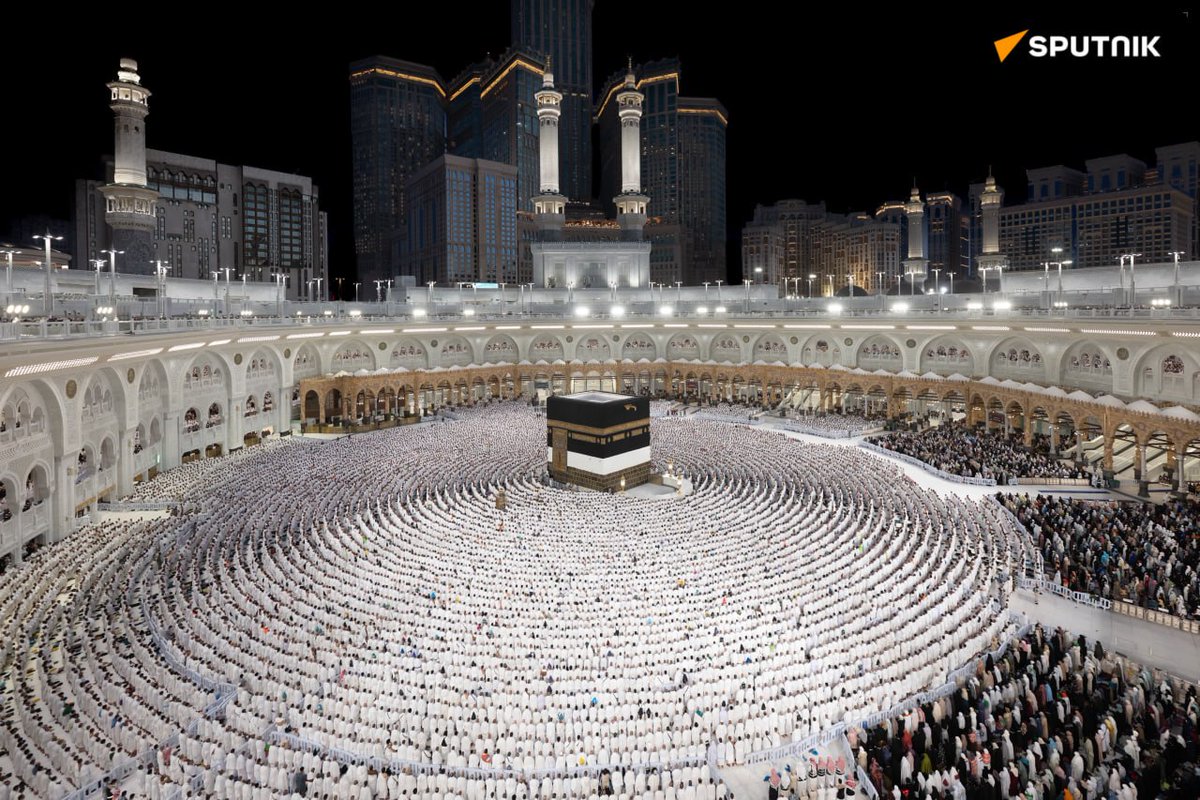 sputnik_ar's tweet photo. مبادرة "قرى المشاعر" تخدم 300 ألف حاج في عرفات - أمانة العاصمة المقدسة

🔶 المبادرة تستهدف خدمة الحجاج خلال الفترة من مغرب يوم التروية حتى فجر يوم عيد الأضحى.

🔶 وتستعد المبادرة، التابعة لمعسكر بلدي للتطوع والقطاع غير الربحي، لاستقبال أكثر من 300 ألف حاج في موقعها القريب من مسجد نمرة على مساحة تتجاوز 40 ألف متر مربع.

🔶 وتهدف المبادرة إلى توفير محطة راحة ضمن مسار الحركة باتجاه مزدلفة، بما يسهم في تحسين تجربة ضيوف الرحمن خلال تنقلاتهم بين المشاعر.