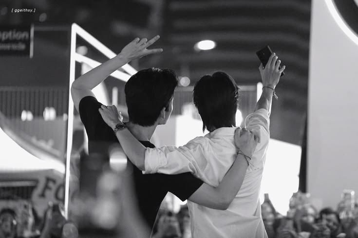 shinywn's tweet photo. @heeshia This will always be my favorite PondPhuwin moment ever ☹️ still remember this so well kasi birthday ko nangyari ’to. as a filo fan na nasa screen lang, grabe yung feeling na parang involved ka. this moment really made me realize how much they love their fans.
 (📸Ctto) https://t.co/N8LIZW2G95