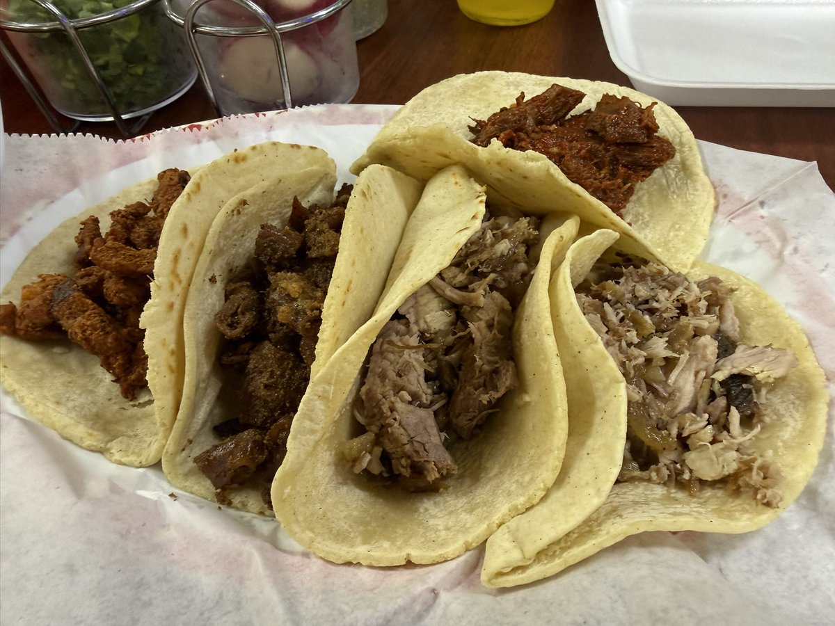 wako817's tweet photo. メキシカンエリアのガチめなタコスと、美味しいと評判のモール内でタコスを食べた。なんか足りない気がする。 https://t.co/VwjeEwI8mB