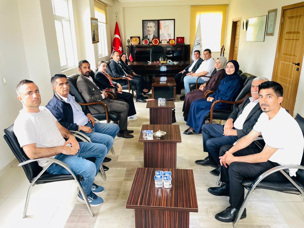 hatice_atan73's tweet photo. 📍Güçlükonak Belediyesi 

AK Parti İlçe Başkanı Cüneyt Aktuğ, Kadın Kolları Başkanı Semra Erden, MHP İlçe Başkanı Nedim Aktuğ, BBP İlçe Başkanı Abdurrahim Aktuğ’ un eşliğinde; BBP Belediye Başkanı Selahattin Aktuğ’ u ziyaret ettik.

Samimi ev sahipliği için Belediye Başkanına teşekkür ediyor, çalışmalarında kolaylıklar diliyorum.

@mustafaciftcitr
@BirolEkici73
@CuneytAktug