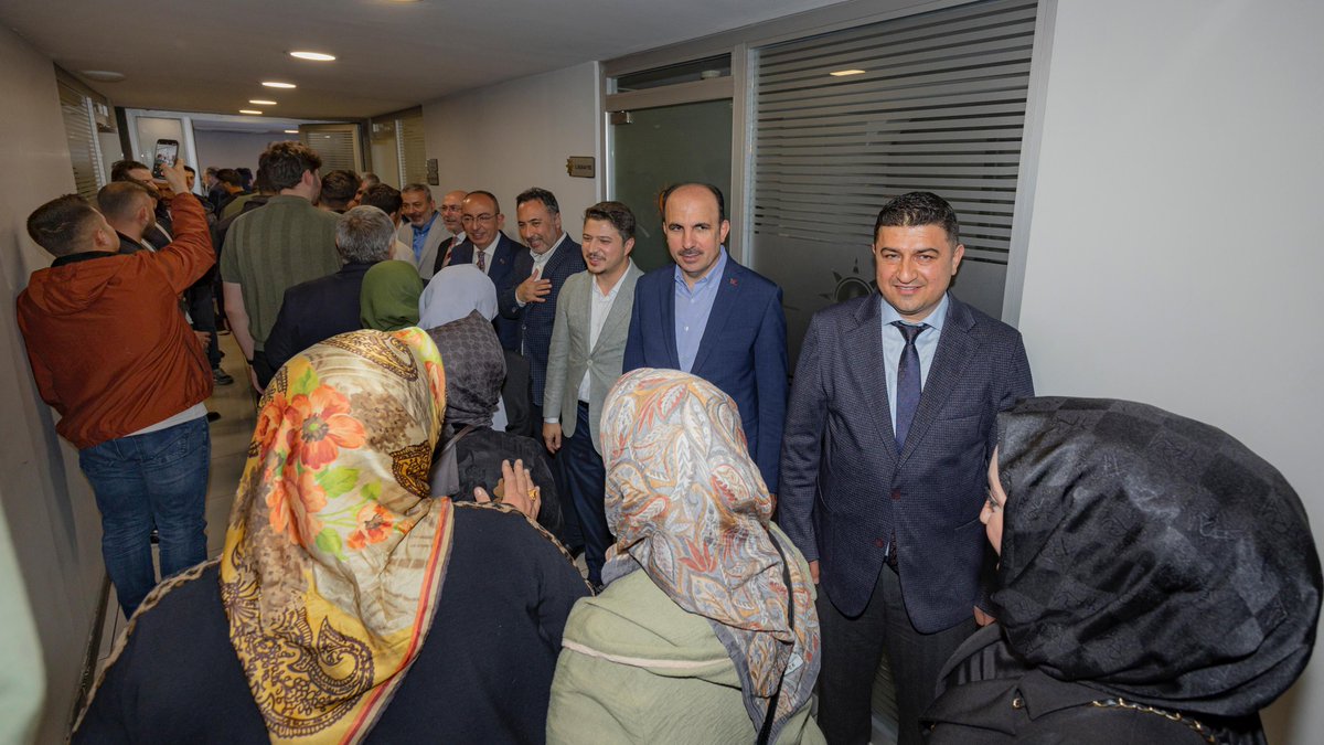 aktanitimkonya's tweet photo. AK Parti Konya Ailesi olarak Kurban Bayramı’nın bereketini ve sevincini hep birlikte paylaştık. 

​İl Başkanlığımız ev sahipliğinde gerçekleştirdiğimiz bayramlaşma programımızda; Milletvekillerimiz, Büyükşehir ve İlçe Belediye Başkanlarımız, İlçe Başkanlarımız ve teşkilatımızın her kademesinden kıymetli dava arkadaşlarımızla bir araya geldik.

​Bizleri ortak hedeflerde buluşturan, omuz omuza Konya’mıza hizmet etmemizi sağlayan bu güçlü kardeşlik bağımız en büyük gücümüzdür.

​Birlik ve beraberliğimizin daim olması temennisiyle; Kurban Bayramı’nın şehrimize, ülkemize ve tüm İslam alemine hayırlar getirmesini diliyoruz.