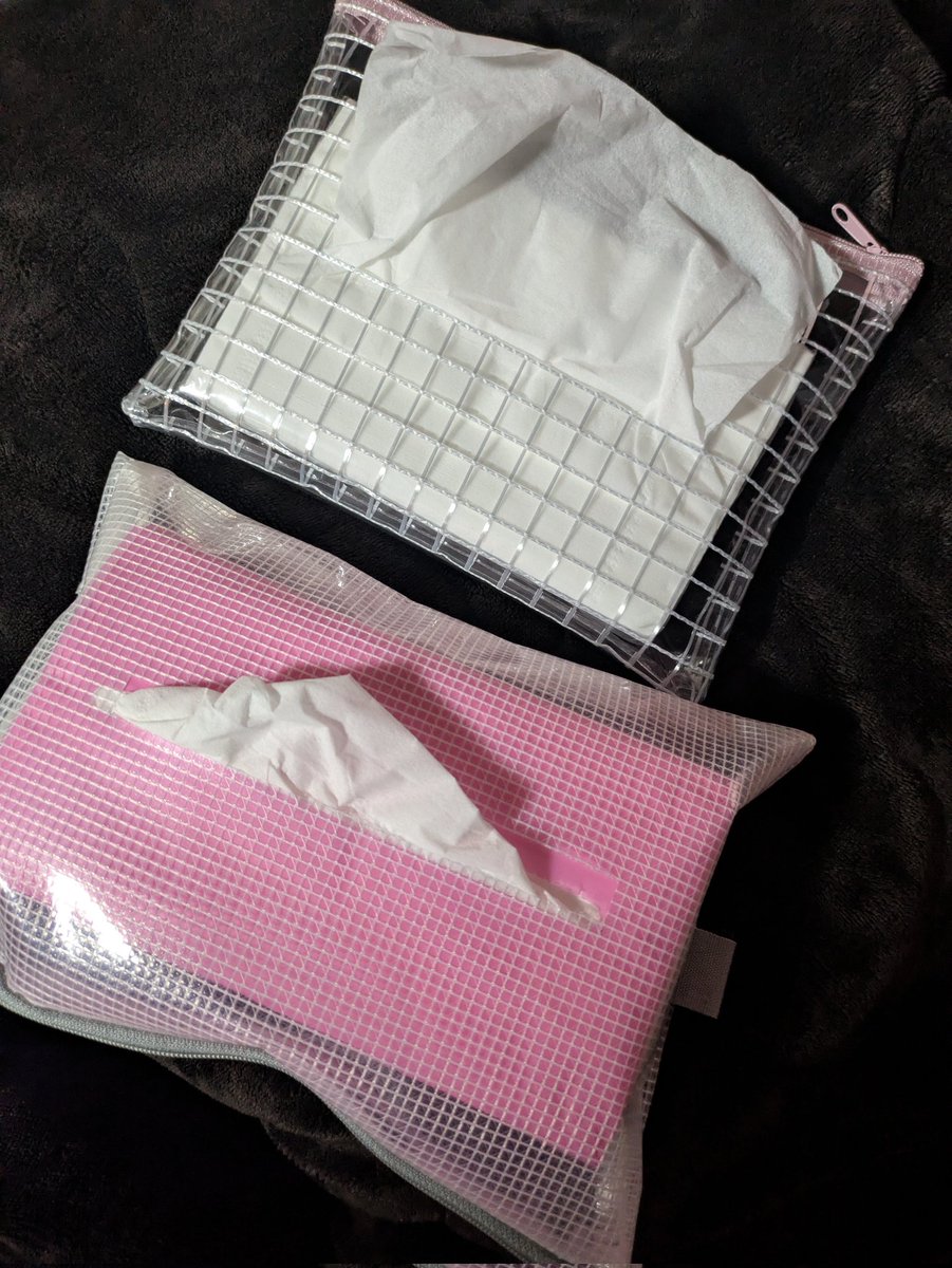 chiroru69's tweet photo. サンリオ(上)の方はティッシュも100均のやつ！下はどこにでも売ってるティッシュ。サンリオの方は普通サイズのティッシュは無理で、、、でもどうしてもサンリオのポーチ使いたくて🥹仕方ないから100均でティッシュストック買いしといたw https://t.co/Jo4TGQ0ZwL